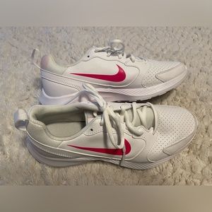 White Nikes with a pink check size 8